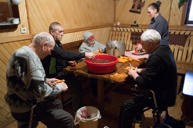 Мешканці хоспісу заготовляють на зиму морквину